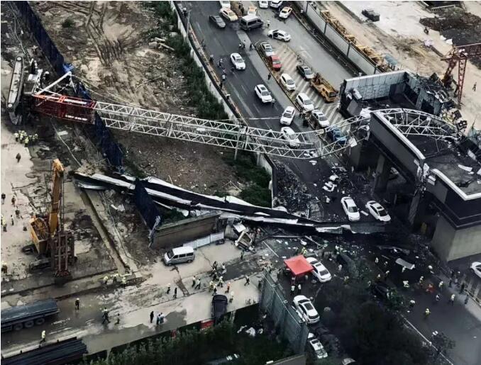 武汉发生塔吊倒塌事故,现场正在展开救援